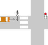 横断歩道手前での直進車との交通事故